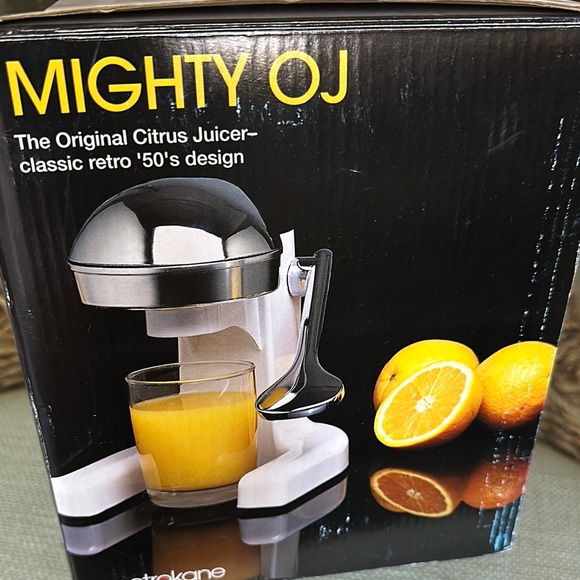 Mighty OJ Metrokane Silver and White Citrus Juicer for Modern Kitchens. - Picture 2 of 10